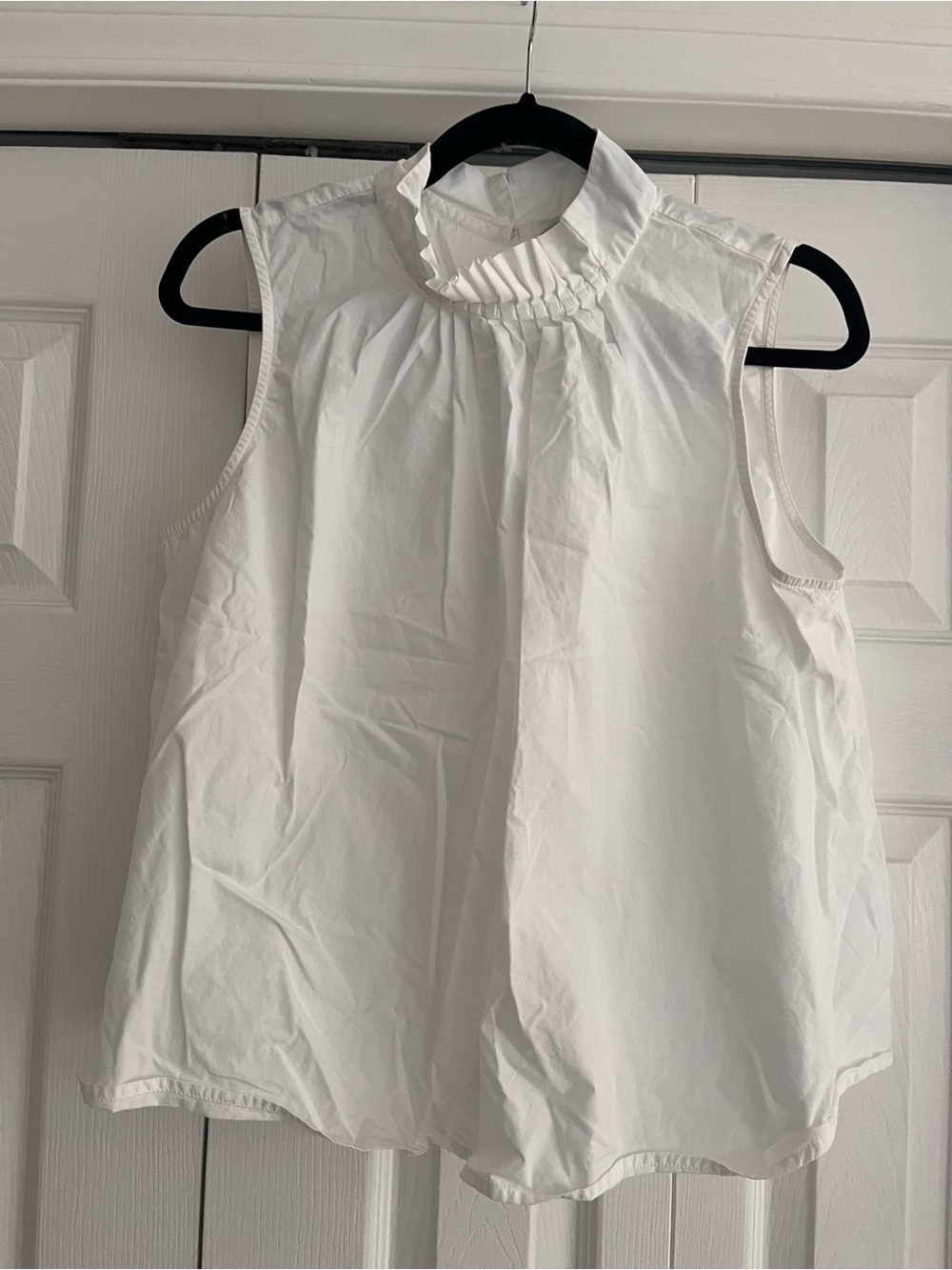 BANANA REPUBLIC white sleeveless top, size M.